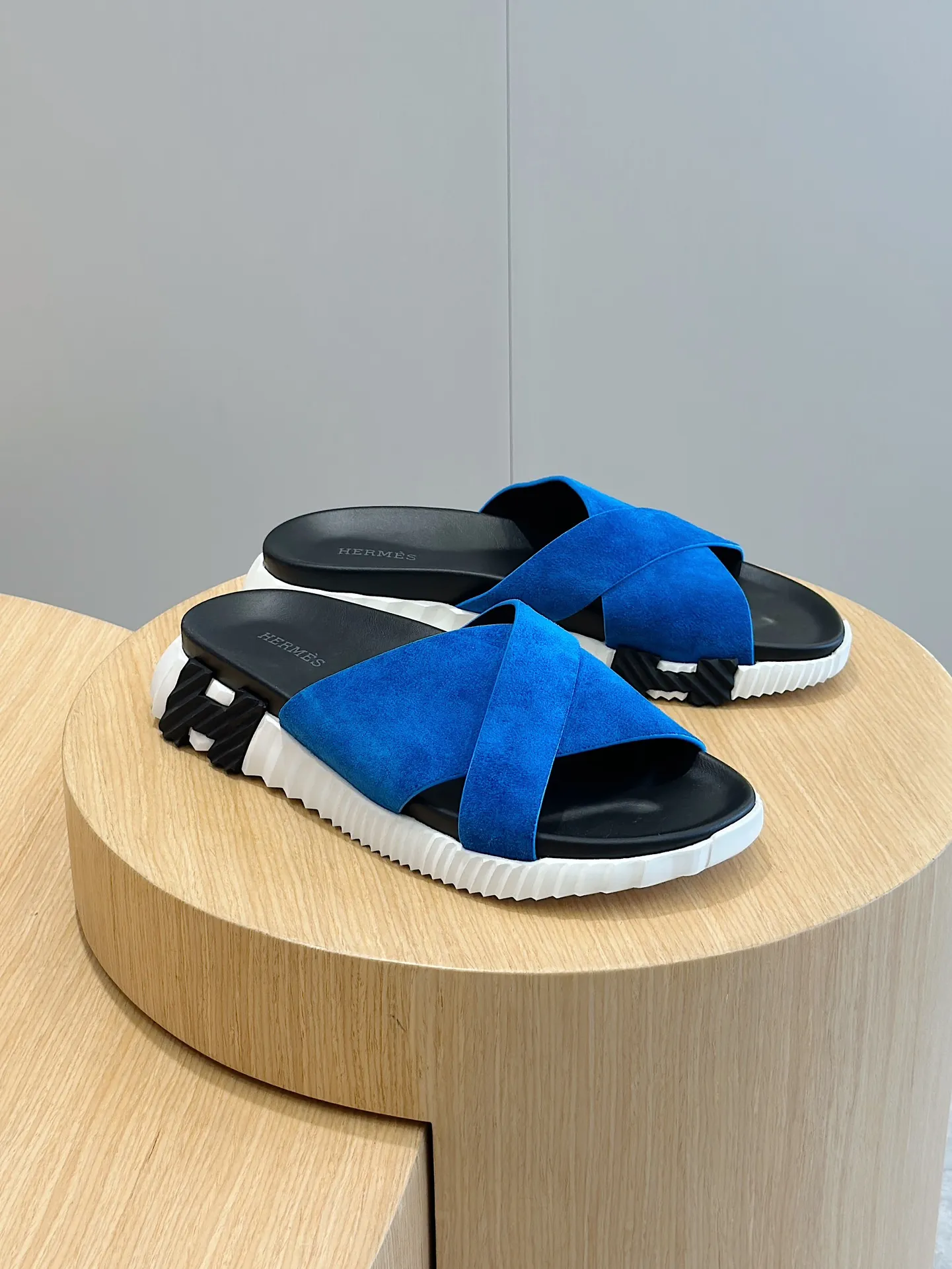 Factory price: 360💰Hermès [HERMÈS] Top Herme*H Home Hermès Men's Sandals and Slippers-Original Reproduction. Purchase the original version and make it one to one. The outsole is privately molded. The color of the outsole corresponding to each color is the same as the original version. Come to those who know the stuff 💪 The ultra-light soles are designed in contrasting colors, and they feel so comfortable on your feet! Calfskin, cowhide feet, private model outsole. Size: 39-44 (customized at 38.45)